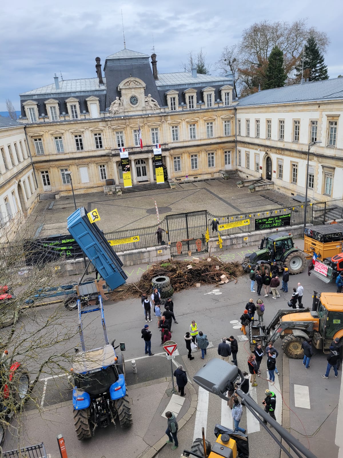 WhatsApp Image 2025-12-16 à 13.13.52_4f555aca.jpg (392 KB)