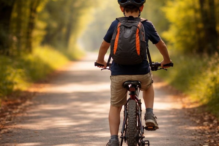 L'enfant sur son vélo a percuté un mur